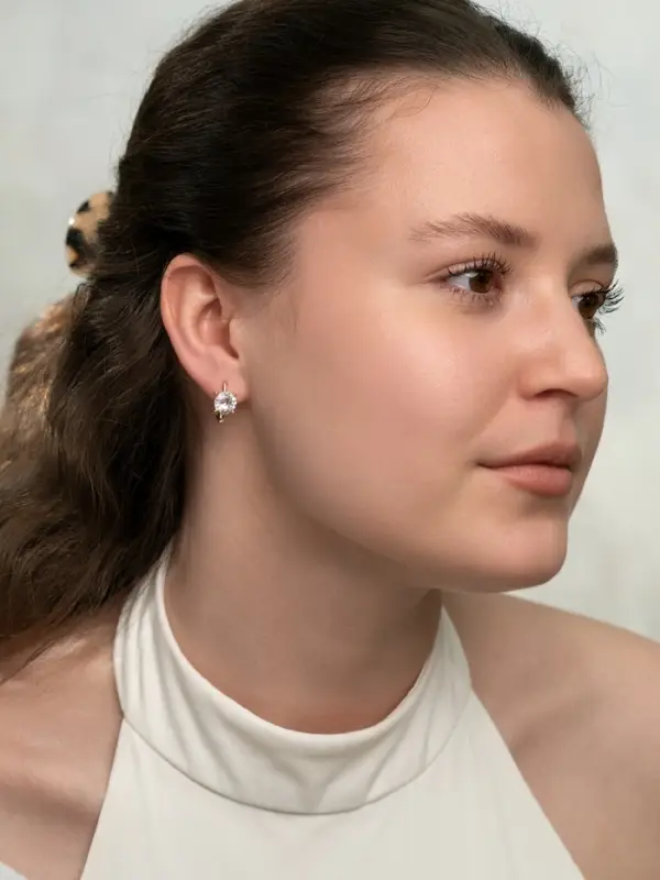 Серьги со стразами &laquo;Блум&raquo;, белые в золоте