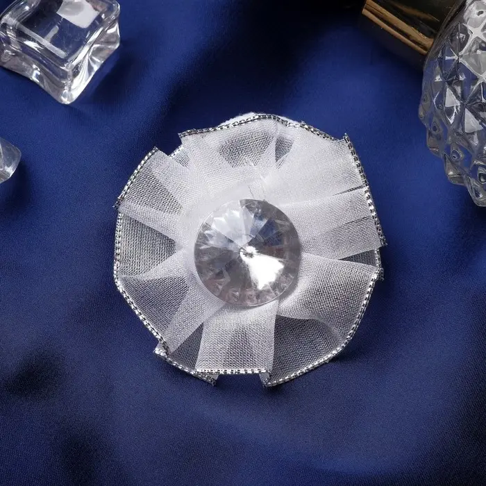 Резинка для волос бант «Школьница», серединка блеск, d=6 см, белая Резинка для волос бант «Школьница», серединка блеск, d=6 см, белая