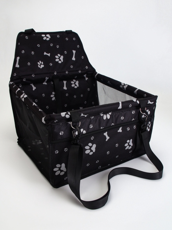 Автокресло для животных 40*30*25 см, чёрное с белыми лапками и косточками
