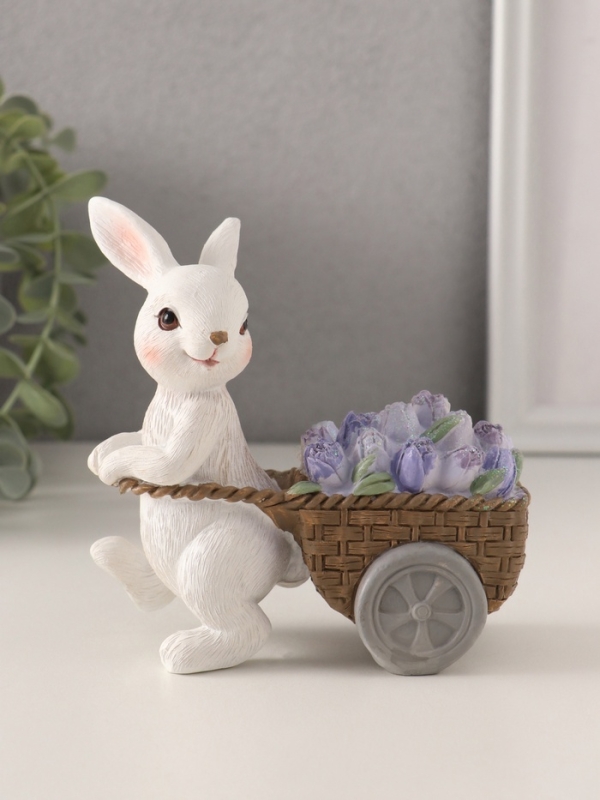 Сувенир полистоун  Сувенир полистоун "Зайчик с тележкой фиолетовых тюльпанов" 11,5х5,5х12 см