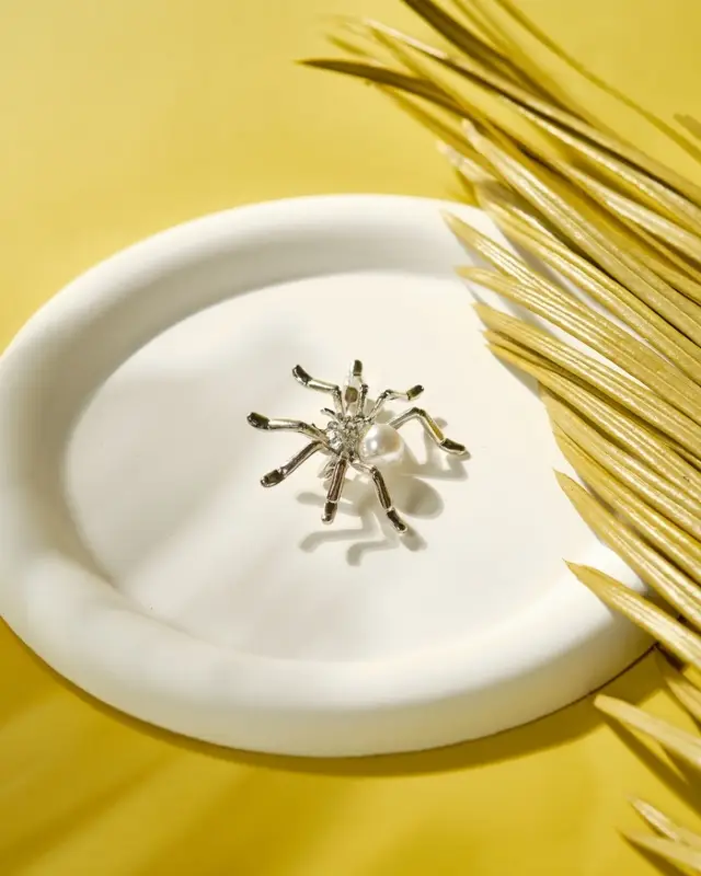 Брошь &laquo;Паук&raquo;, жемчужинка, белая в серебре