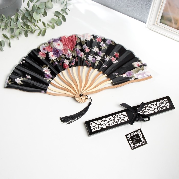 Веер бамбук, текстиль h=21 см изгиб, с кистью  Веер бамбук, текстиль h=21 см изгиб, с кистью "Цветы" в коробке, чёрный