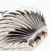 Сумка мини-клатч на магните, в форме ракушки, жёсткий корпус, на длинной цепочке, серебристая