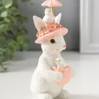 Сувенир полистоун "Белая зайка в розовой цветочной шляпке с зонтиком и цыплятами" 14,5 см