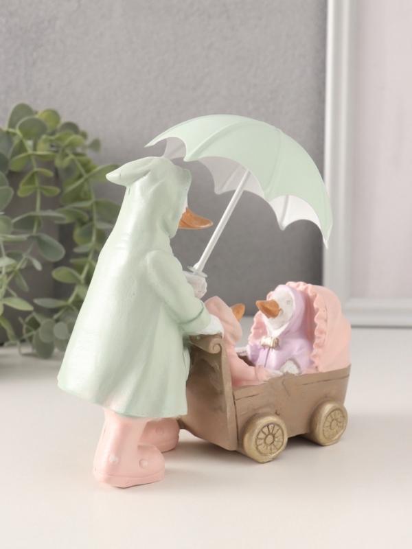 Сувенир полистоун Сувенир полистоун "Утка с утятами в коляске в дождевиках под зонтом" 15,5х6,5х14/16 см