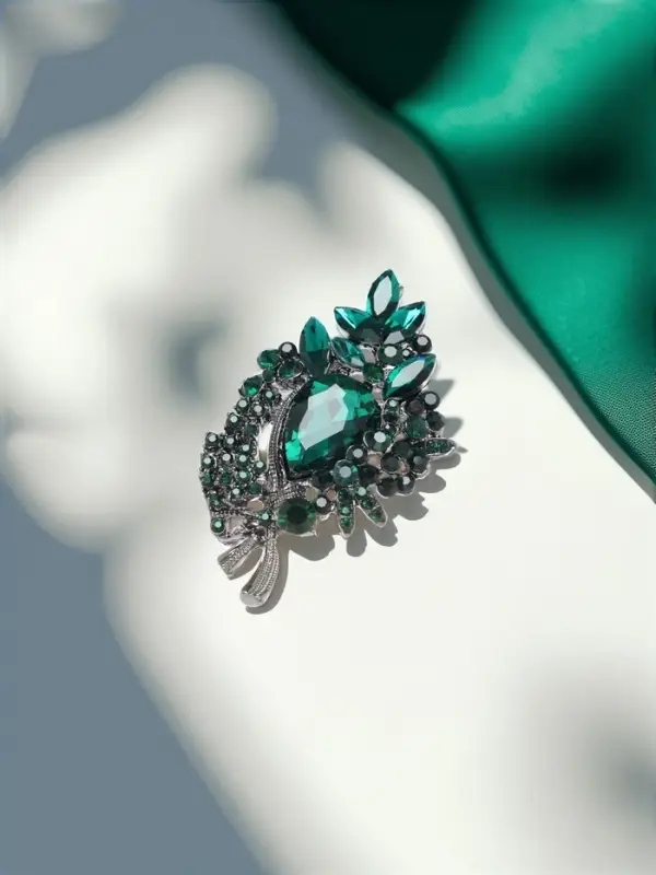 Брошь &laquo;Императрица&raquo;, ветвь, цвет изумрудный в сером металле