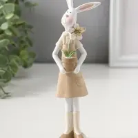 Сувенир полистоун "Зайка в бежевом сарафане с цветком в горшке" 19 см