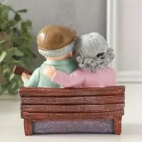 Сувенир полистоун "Дедуля играет на гитаре для бабули" 12х9х12 см