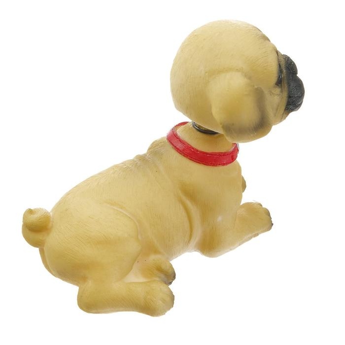 Собака на панель авто, качающая головой, дог Собака на панель авто, качающая головой, дог