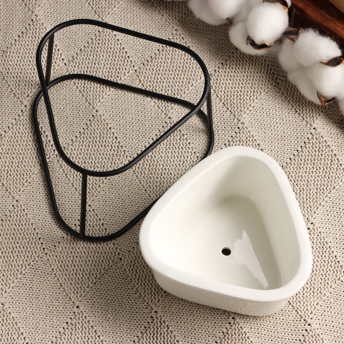 Горшок Горшок "Треугольник" на подставке, черный, 13х11х9см