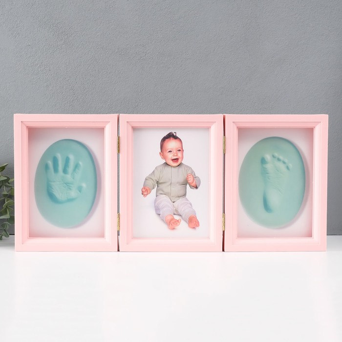 Фоторамка пластик 13х18 см с полим.глиной Фоторамка пластик 13х18 см с полим.глиной "Отпечаток ладошки и ножки" розовая 20,5х46,5 см