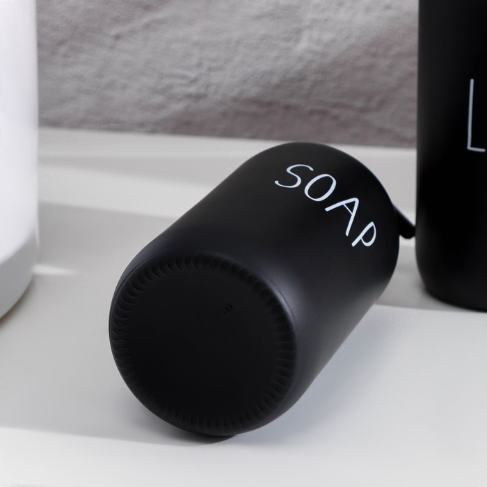 Набор дозаторов для ванной на подносе из бамбука, по 500 мл, стекло, цвет чёрный Набор дозаторов для ванной на подносе из бамбука, по 500 мл, стекло, цвет чёрный