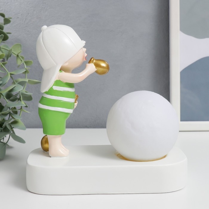 Сувенир полистоун свет  Сувенир полистоун свет "Малыш в белой кепке, с золотым пузырём у шара" 16,5х8х16 см