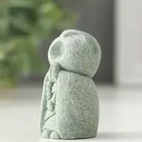 Фигурка песчаник &laquo;Буддийский монах с чётками - священные писания&raquo;, 3&times;3&times;5.5 см