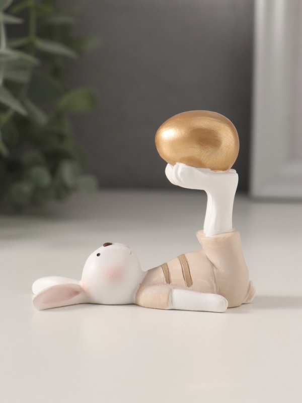 Сувенир полистоун "Белый зайчик в бежевом наряде, с золотым яичком" 8х4,5х7 см