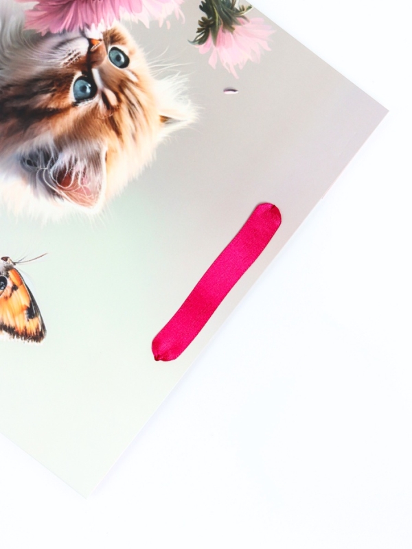 Пакет подарочный ламинированный вертикальный «Котик и цветок», M 26 × 32 × 12 см