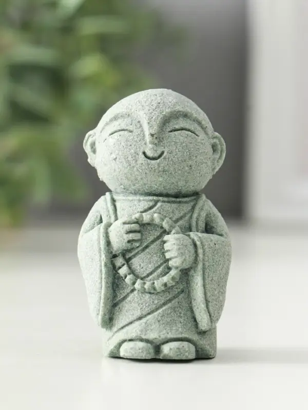 Фигурка песчаник &laquo;Маленький монах с чётками&raquo;, 3&times;4.2&times;6.7 см