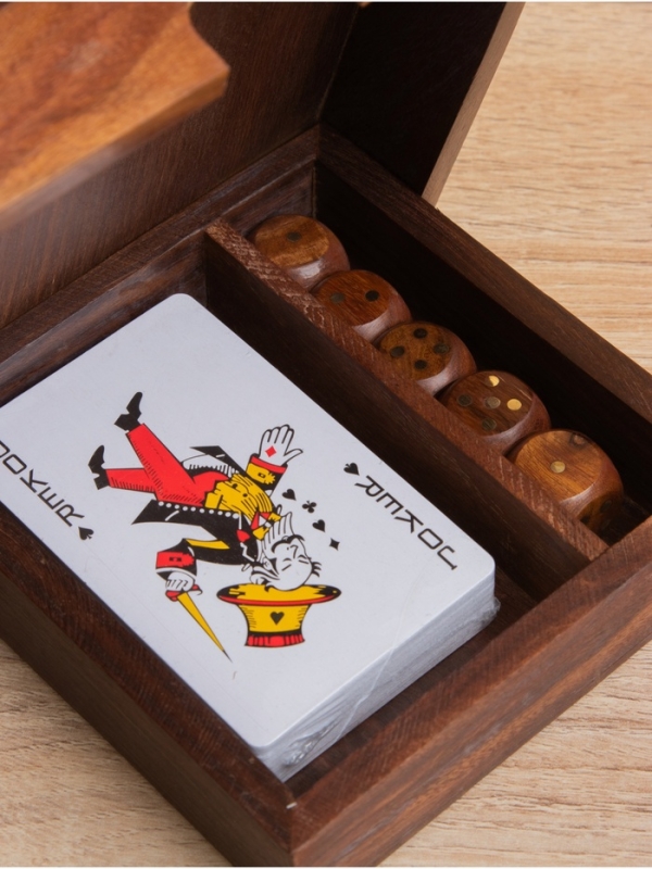 Шкатулка для хранения игральных карт 12.5х12,5 см, дерево шишам, латунь Шкатулка для хранения игральных карт 12.5х12,5 см, дерево шишам, латунь