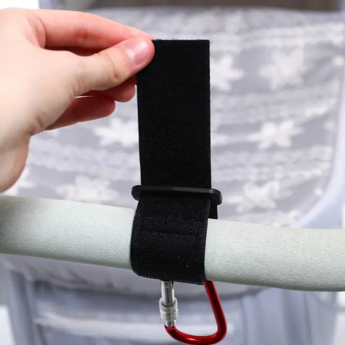 Крючок карабин для сумок на коляску, на липучке, экокожа, красный