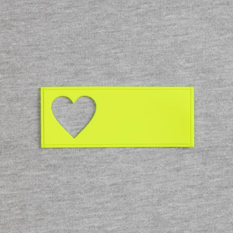 Лейбл из ПВХ с вырубкой «Сердце», желтый неон