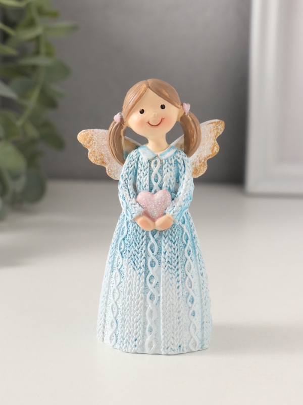 Сувенир полистоун "Девочка-ангел в вязаном голубом платье с сердечком в руках" 6х3,5х10,5 см   10740