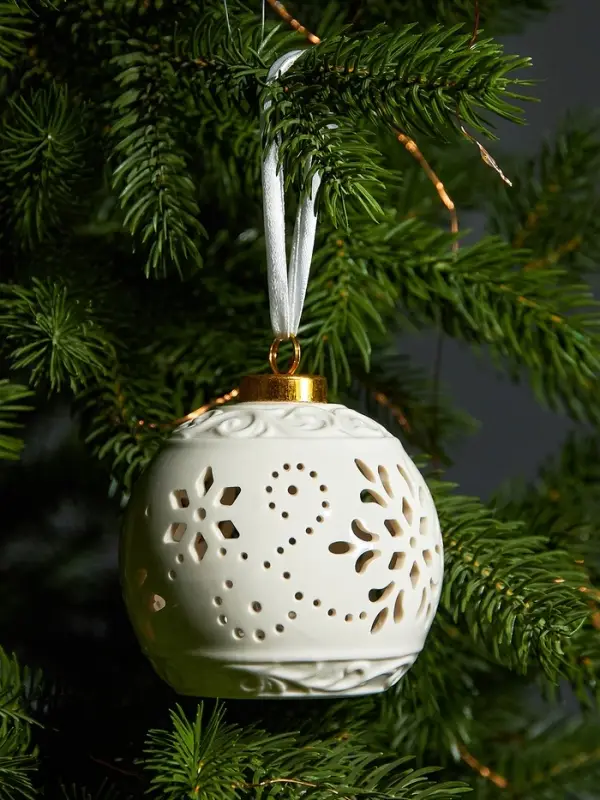 Ёлочный шар с подсветкой &laquo;Вьюга&raquo;, 10&times;8.8&times;8.8 см, 1 LED, керамика, от батареек LR44&times;3, керамика, свечение тёплое белое