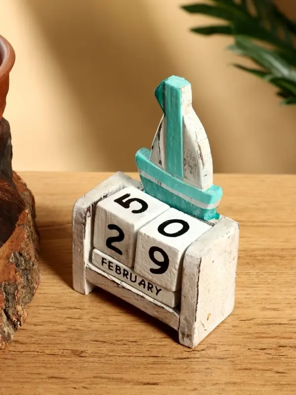 Календарь настольный "Парусник" дерево 7х4х11 см,