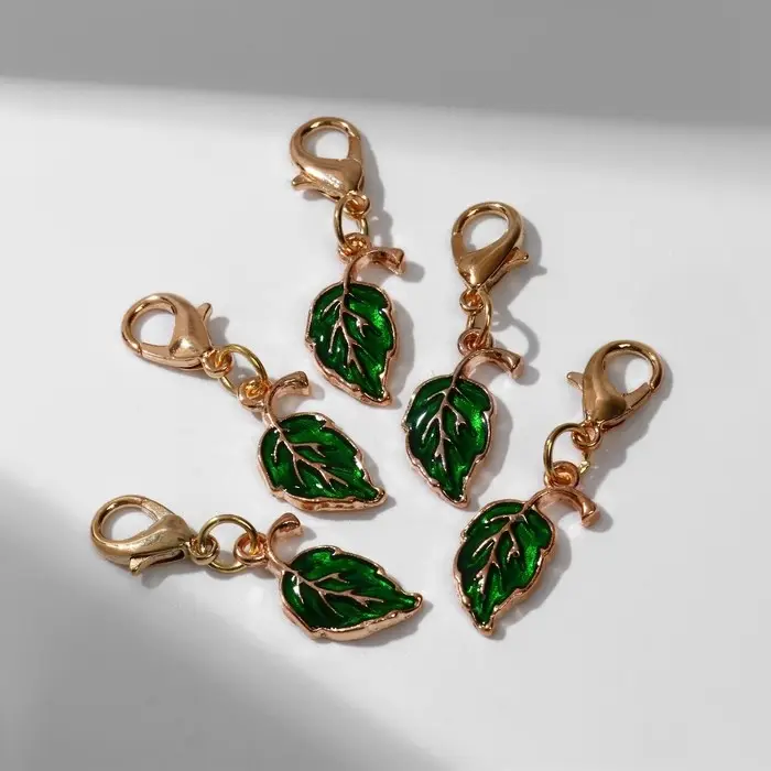 Шарм «Листочек», цвет зелёный в золоте Шарм «Листочек», цвет зелёный в золоте