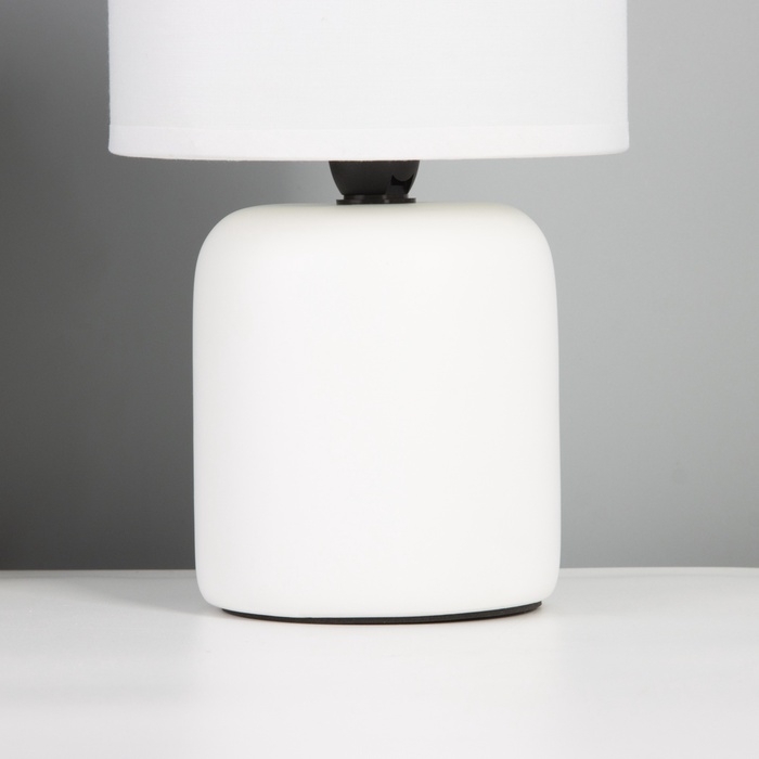 Лампа настольная Лампа настольная "Кира" 1х40Вт Е14 белый 14х14х26см