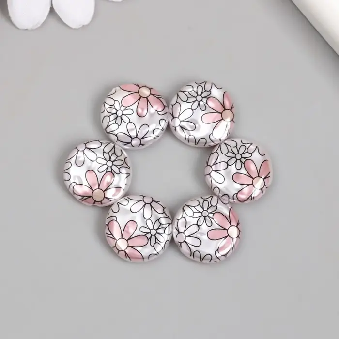 Бусина для творчества пластик "Жемчужный плоский круг с ромашками" 0,5х1,6х1,6 см