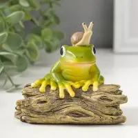 Сувенир полистоун "Лягушонок на коряге с улиткой на голове" 9,5 см