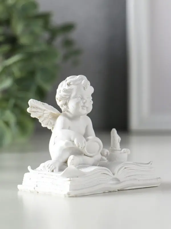 Сувенир полистоун "Ангелок с лупой на книге" белый 7,7х5х7 см