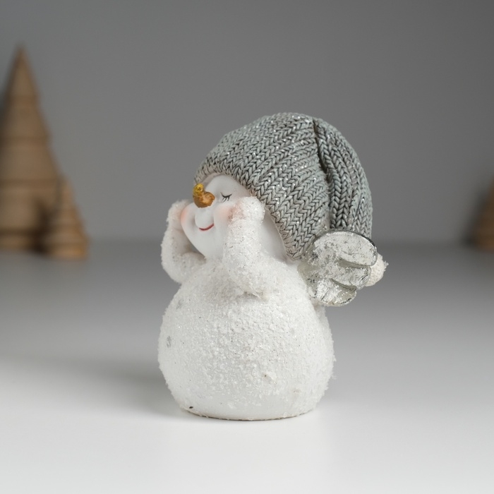 Сувенир полистоун Сувенир полистоун "Снеговик белый с серебристыми крыльями, в вязанном колпаке" 9х6х9 см