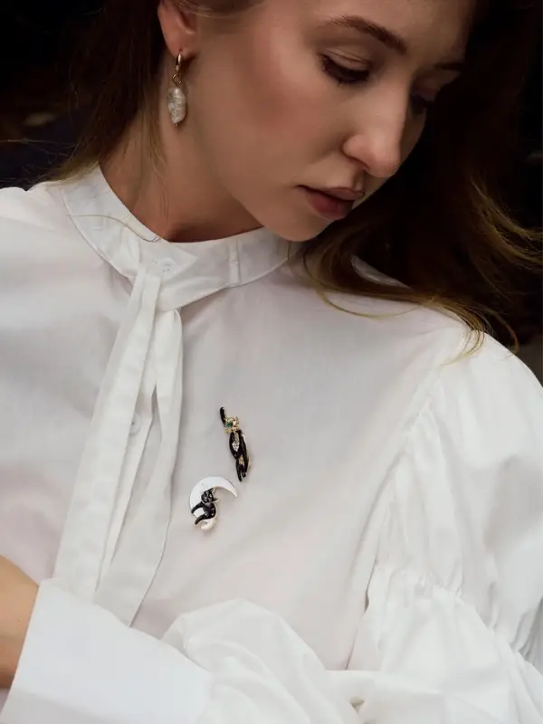 Значок &laquo;Кот&raquo;, на Луне, чёрно-белый в золоте