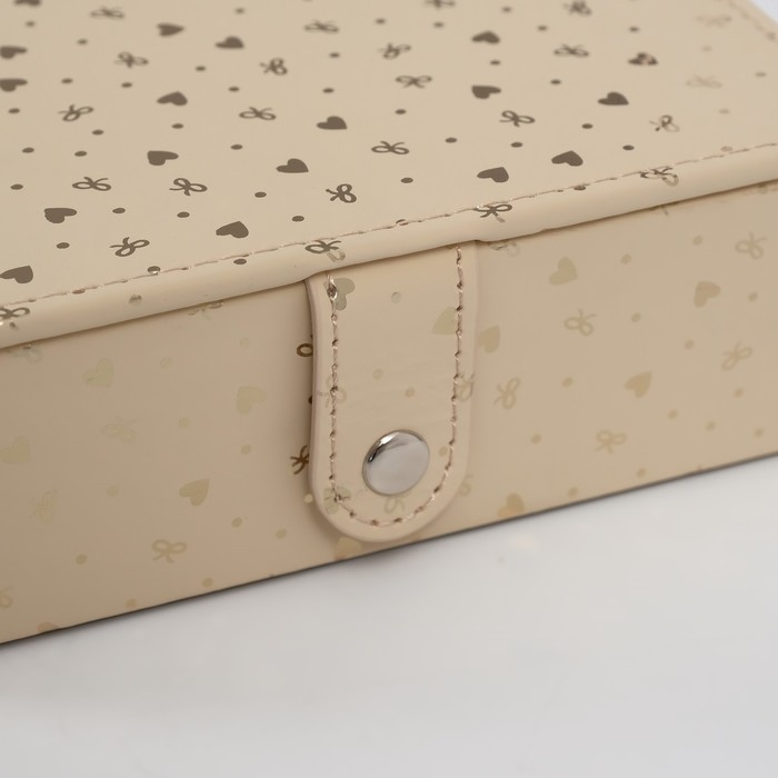 Шкатулка кожзам для украшений с зеркалом Шкатулка кожзам для украшений с зеркалом "Сердечки" золото матовое тиснение 15х21,5х5,5 см 1052446