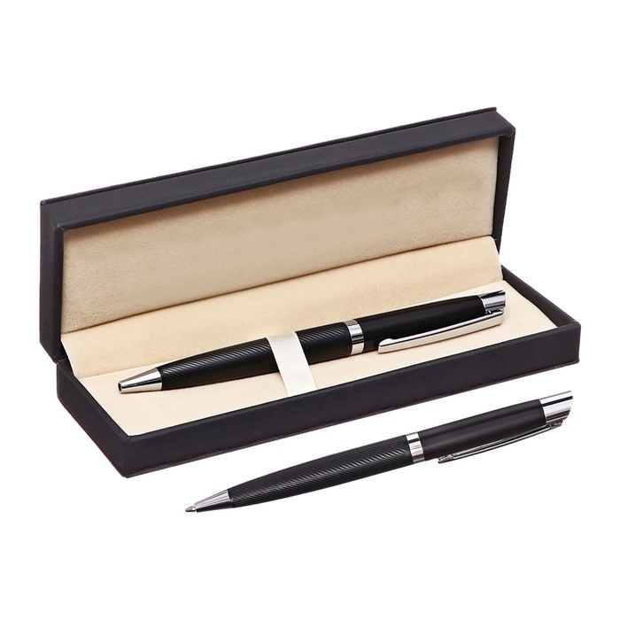 Ручка подарочная шариковая в кожзам футляре поворотная Карбон корпус черный/серебро Ручка подарочная шариковая в кожзам футляре поворотная Карбон корпус черный/серебро
