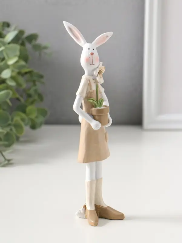 Сувенир полистоун "Зайка в бежевом сарафане с цветком в горшке" 19 см
