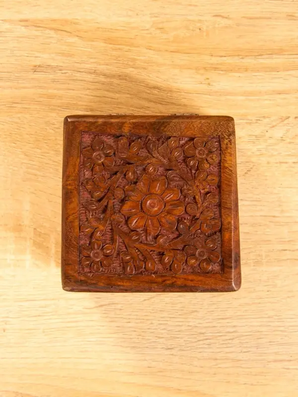 Шкатулка резная 10х10х6 см, дерево шишам Шкатулка резная 10х10х6 см, дерево шишам