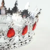 Топпер для торта &laquo;Корона&raquo;, с красными камнями, серебряный