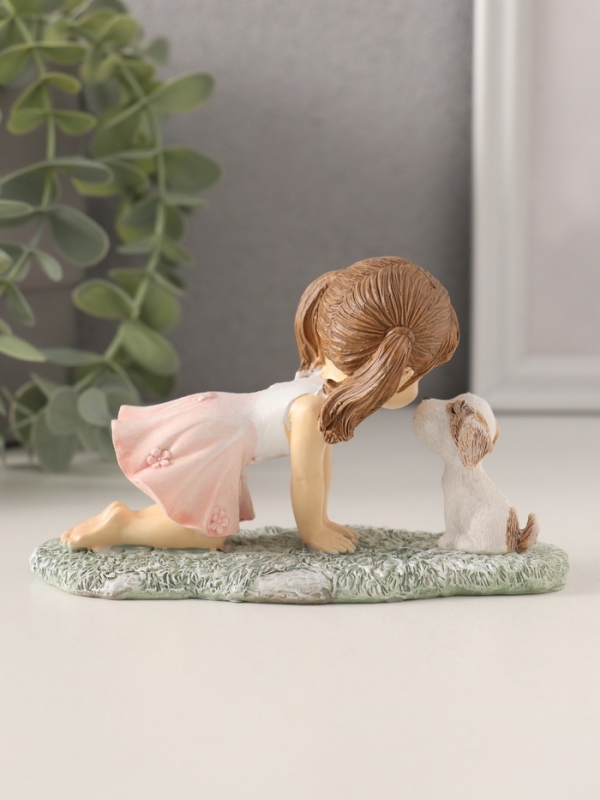 Сувенир полистоун Сувенир полистоун "Малышка играет с щеночком на лужайке" розовый 12х5х7,5 см