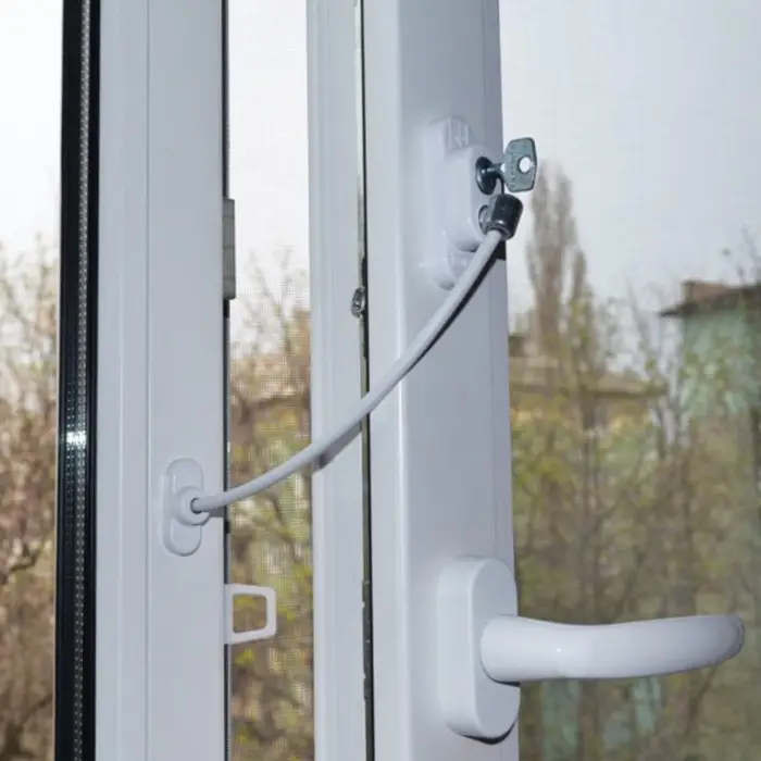 Блокиратор для окон и раздвижных дверей Крошка Я, белый