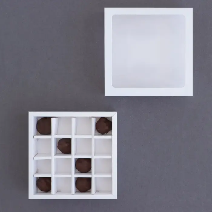 Коробка для 16 конфет, белая 17.7&times;17.7&times;3.8 см