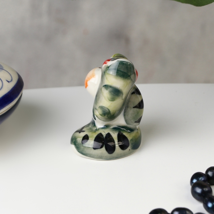 Новый год. Сувенир символ года Новый год. Сувенир символ года "Змея с яблоком", гжель, цвет, 5.5х4 см