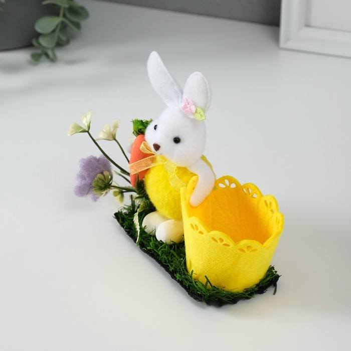 Сувенир  Сувенир "Зайка с морковкой около корзинки" 5х11,5х13,5 см