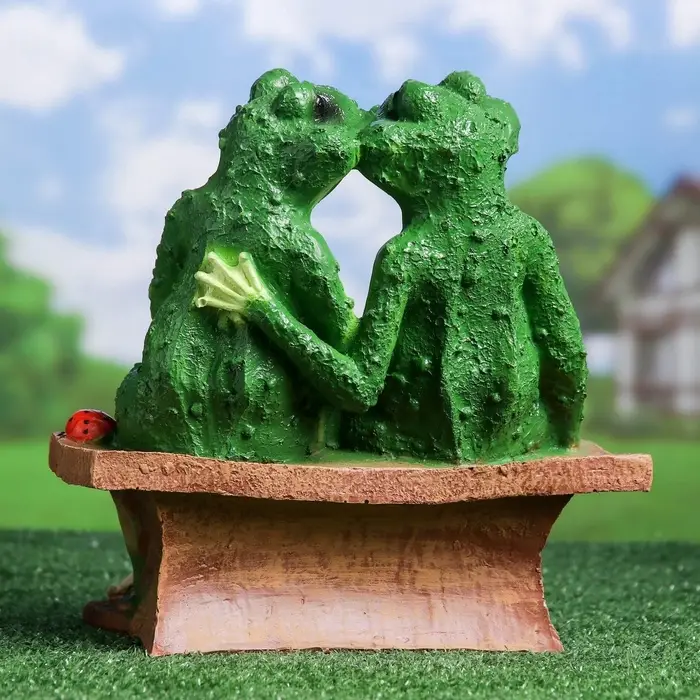 Садовая фигура из полистоуна «Лягушки на лавочке», 32×20×30 см Садовая фигура из полистоуна «Лягушки на лавочке», 32×20×30 см