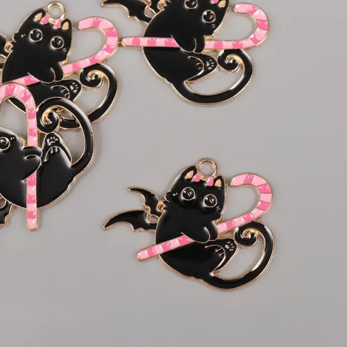 Декор для творчества металл, эмаль &laquo;Чёрный котик с конфетой&raquo;, чёрно-розовый, 2.4&times;3.1 см