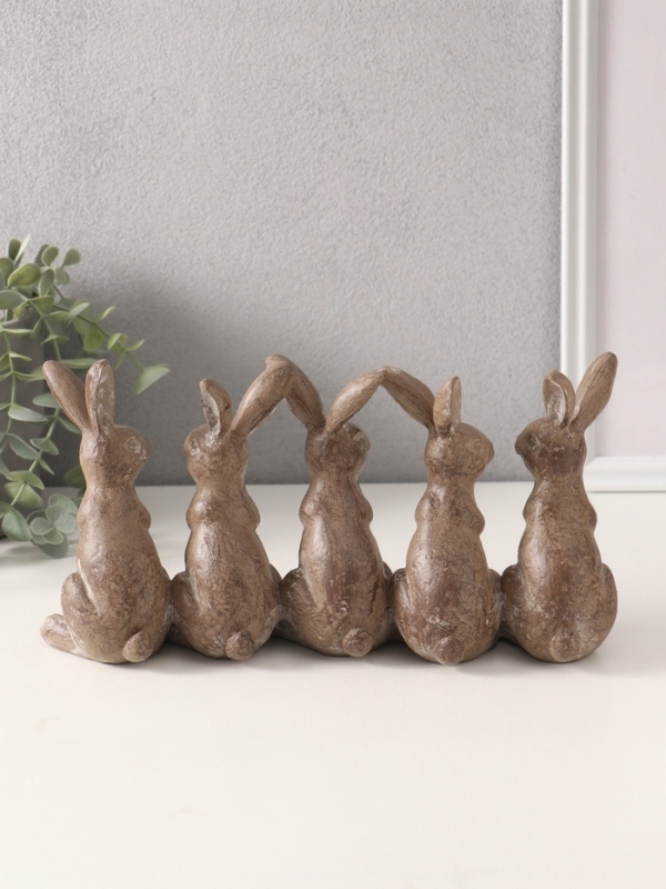 Сувенир полистоун Сувенир полистоун "Пять зайцев" тёмное серебро 29,8х8,5х15,3 см