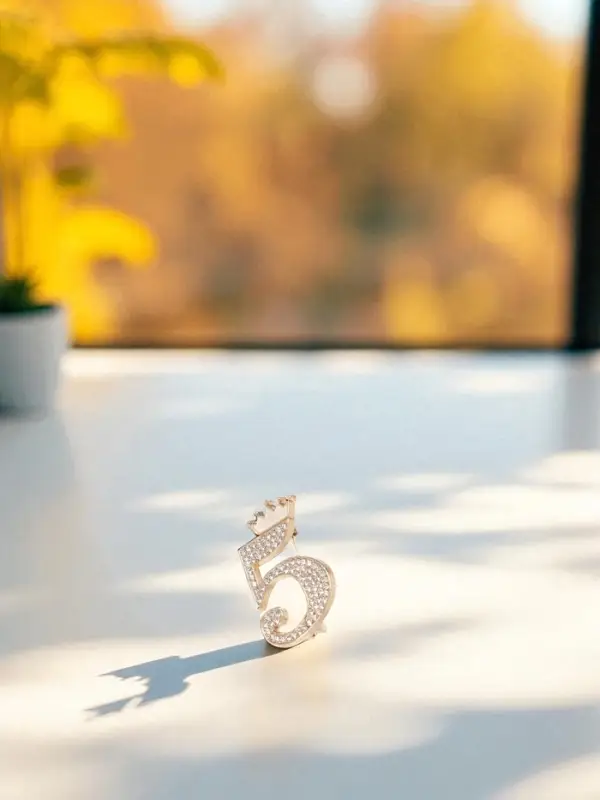 Брошь &laquo;Пятёрка с короной&raquo;, белая в золоте