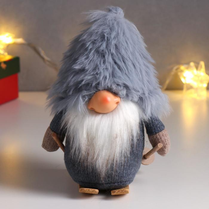 Кукла интерьерная Кукла интерьерная "Дед Мороз в сером меховом колпаке, на лыжах" 21х11х13 см