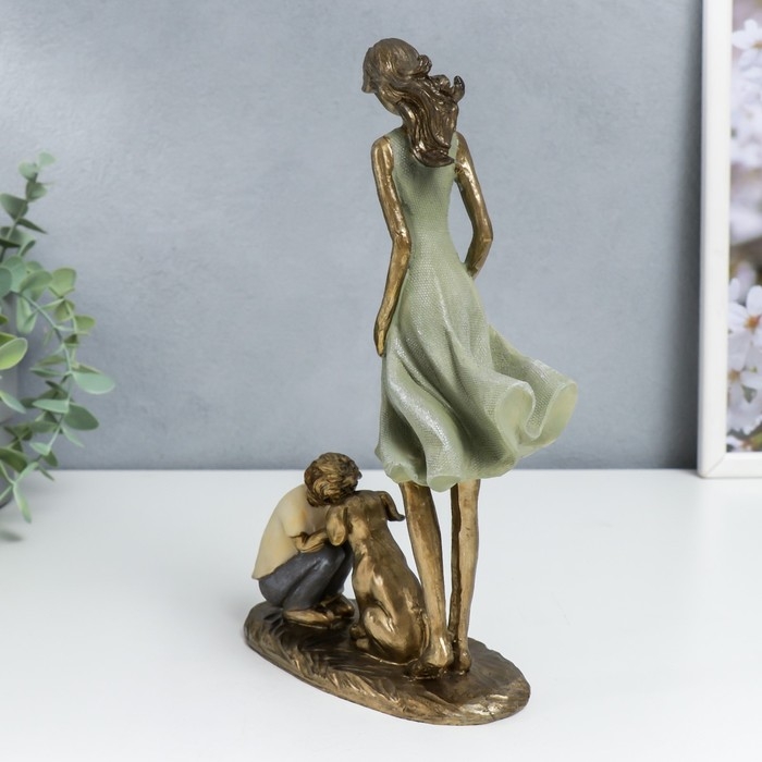 Сувенир полистоун  Сувенир полистоун "Мама с сыном выгуливают собаку" морская волна 24х7,5х16 см